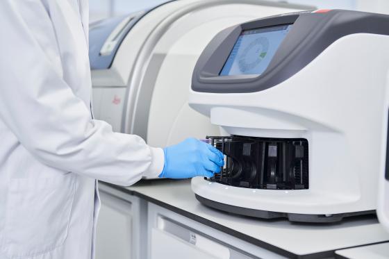 Aperio-GT-450-DX-inserting-slide-rack