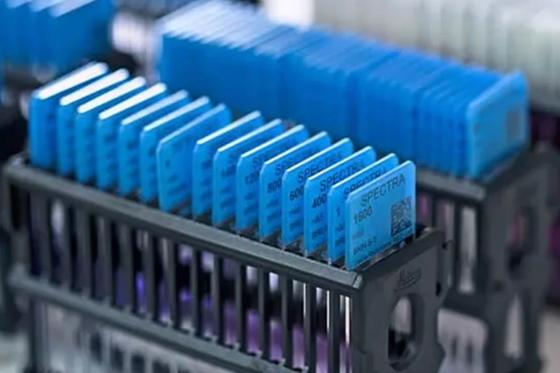 The Aperio GT 450 is fully compatible with the racks from the HistoCore SPECTRA Staining & Coverslipping Workstation