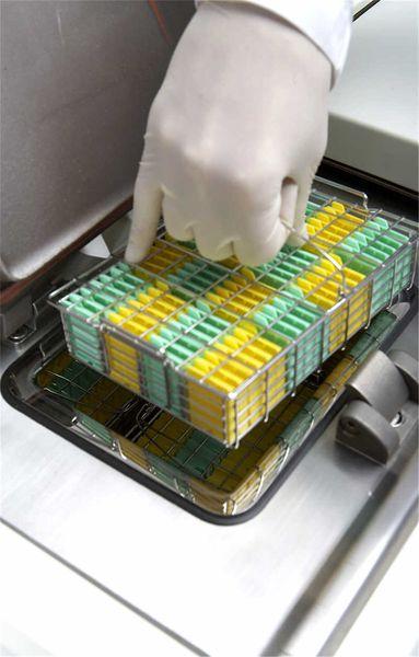 Loading specimens into a tissue processor Loading specimens into a tissue processor