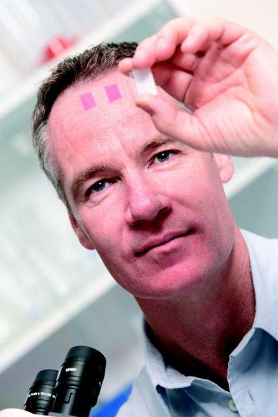 Pathologist examining slide to illustrate how high-quality tissue processing is critical for accurate diagnosis Pathologist examining slide to illustrate how high-quality tissue processing is critical for accurate diagnosis