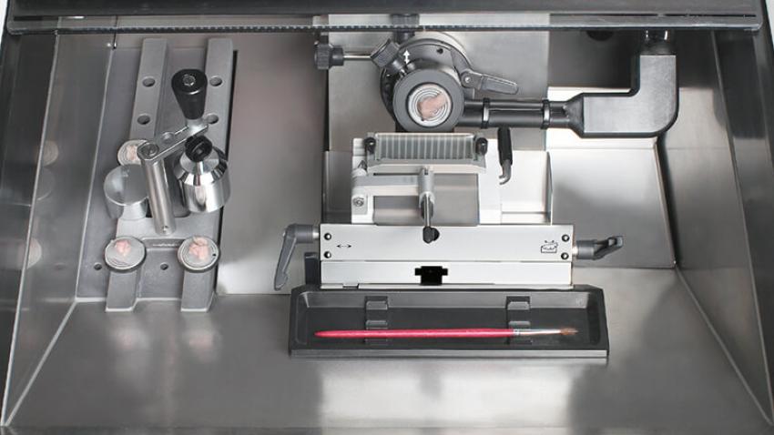The Leica CM3050 S Cryostat helps you stay organized with a large storage area and cryochamber