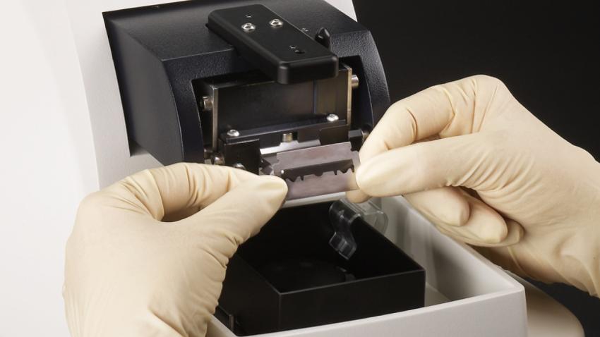 Leica VT1200 S Double edged razor injector